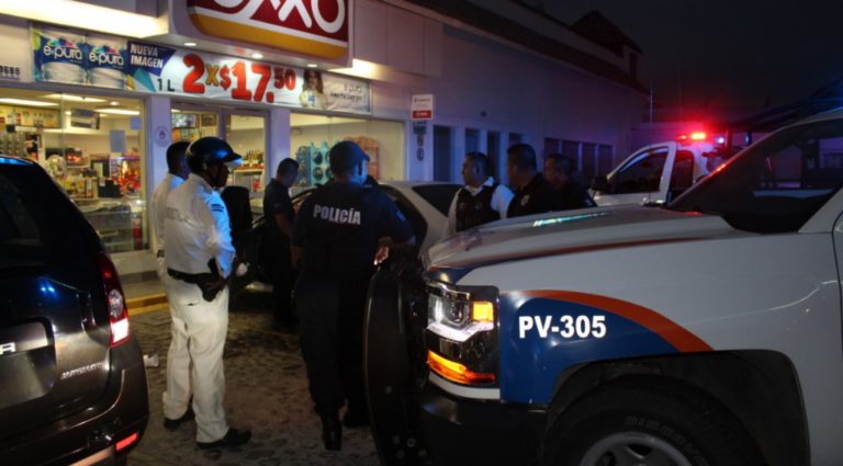 Roban a mano armada un Rolex en Marina Vallarta.