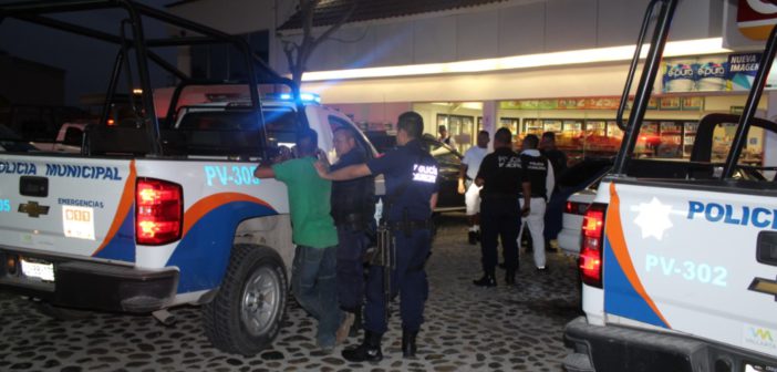 Roban a mano armada un Rolex en Marina Vallarta.