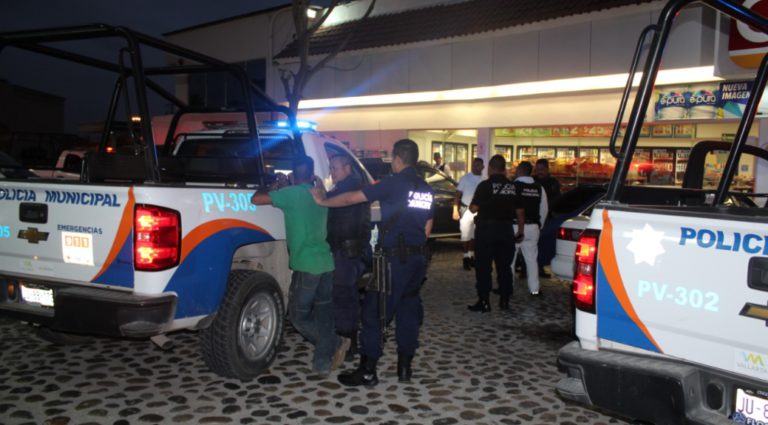 Roban a mano armada un Rolex en Marina Vallarta.