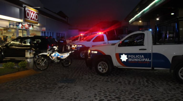 Roban a mano armada un Rolex en Marina Vallarta.