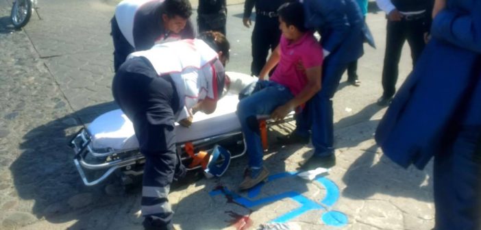 Viajaban 3 a bordo de una moto, terminaron con lesiones y fracturas