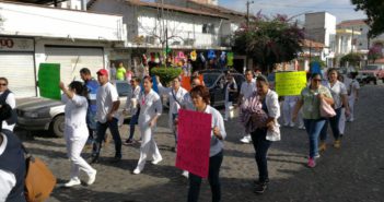 Marchan trabajadores del Hospital Regional en Puerto Vallarta por falta de pagos.