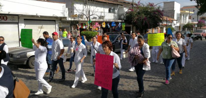 Marchan trabajadores del Hospital Regional en Puerto Vallarta por falta de pagos.
