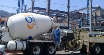 Continúan drenando agua con cemento en río Cuale: Regidor Andrés González.