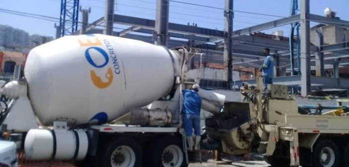 Continúan drenando agua con cemento en río Cuale: Regidor Andrés González.