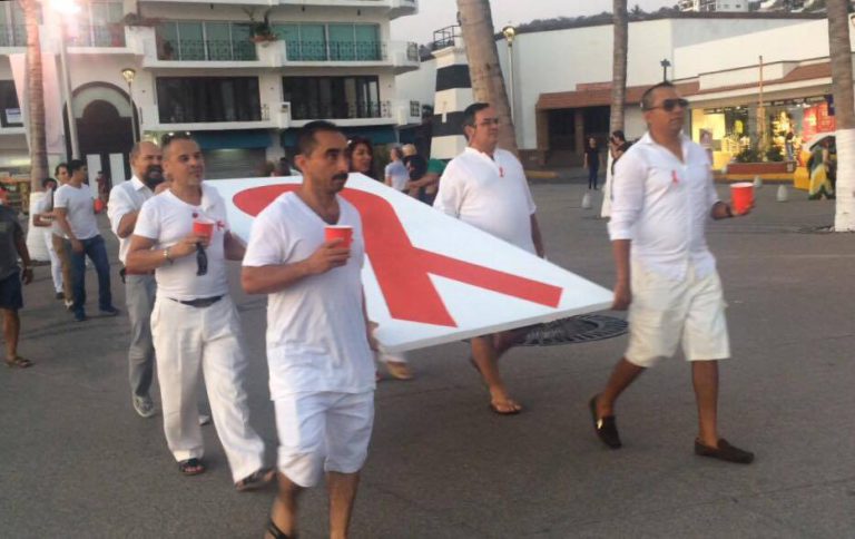 Realizan vigilia por víctimas del SIDA en memoria de personas con el virus.