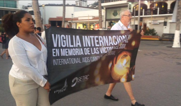 Realizan vigilia por víctimas del SIDA en memoria de personas con el virus.