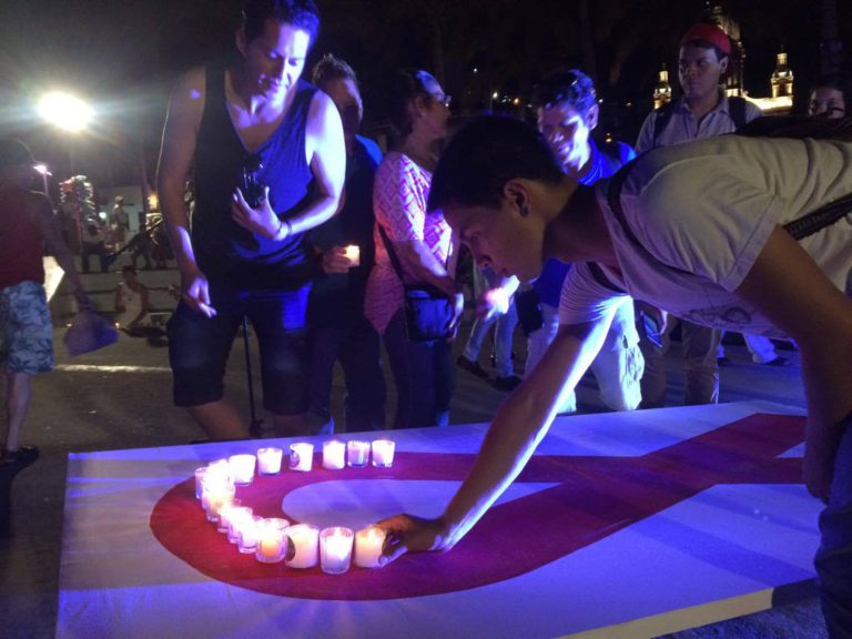 Realizan vigilia por víctimas del SIDA en memoria de personas con el virus.