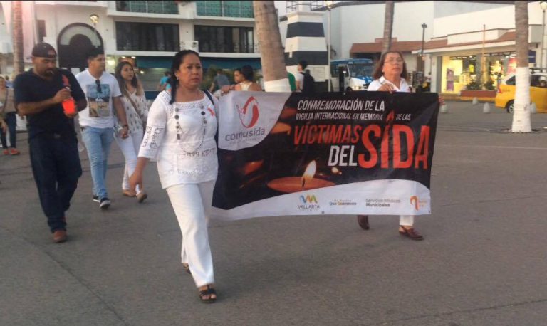 Realizan vigilia por víctimas del SIDA en memoria de personas con el virus.