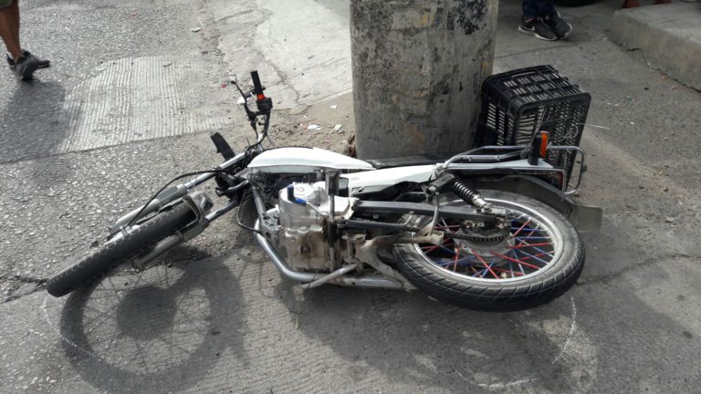 Impactan a dos jóvenes en su motocicleta. 1 Impactan a dos jóvenes en su motocicleta.