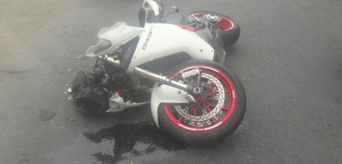 Se impacta una motocicleta Ducati con una camioneta