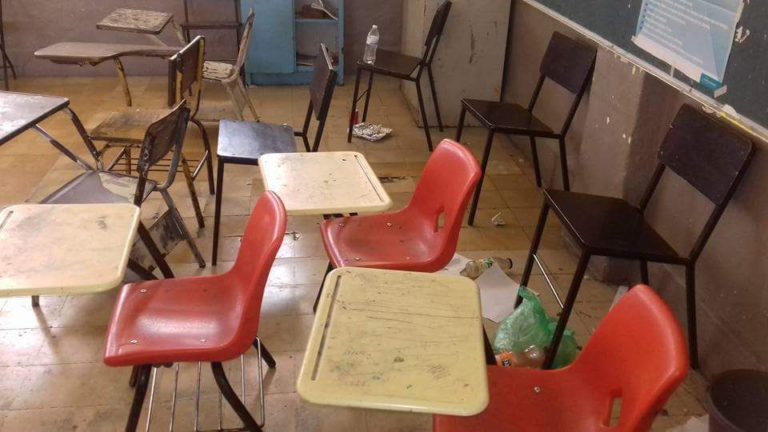 Basurero en aulas dejaron funcionarios de casillas.