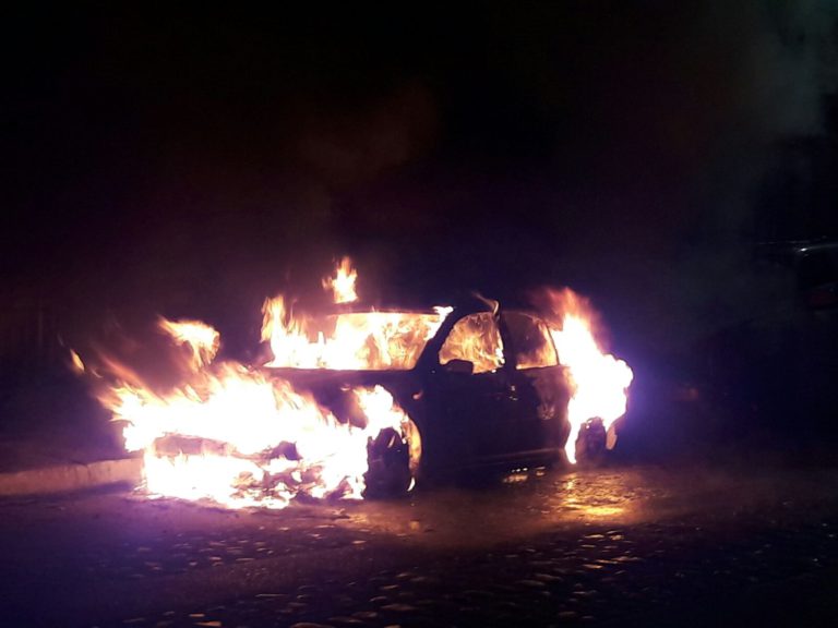Se incendiaron dos vehículos en la madrugada de este jueves.