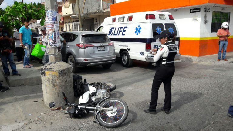 Impactan a dos jóvenes en su motocicleta. 2 Impactan a dos jóvenes en su motocicleta.