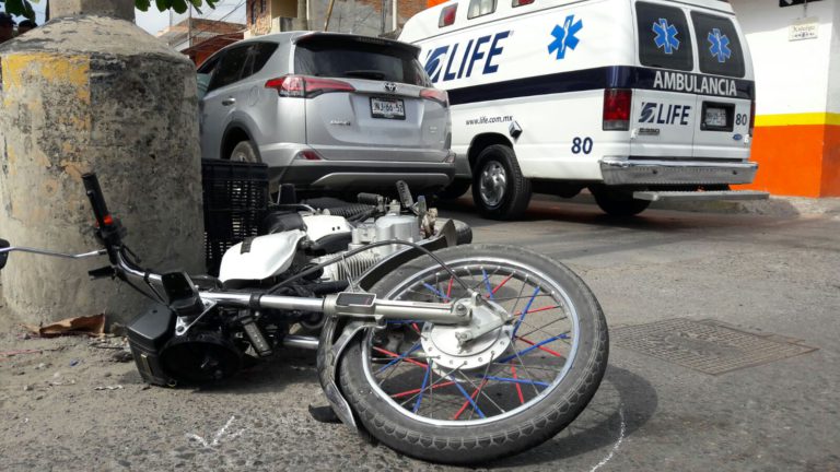 Impactan a dos jóvenes en su motocicleta. 3 Impactan a dos jóvenes en su motocicleta.