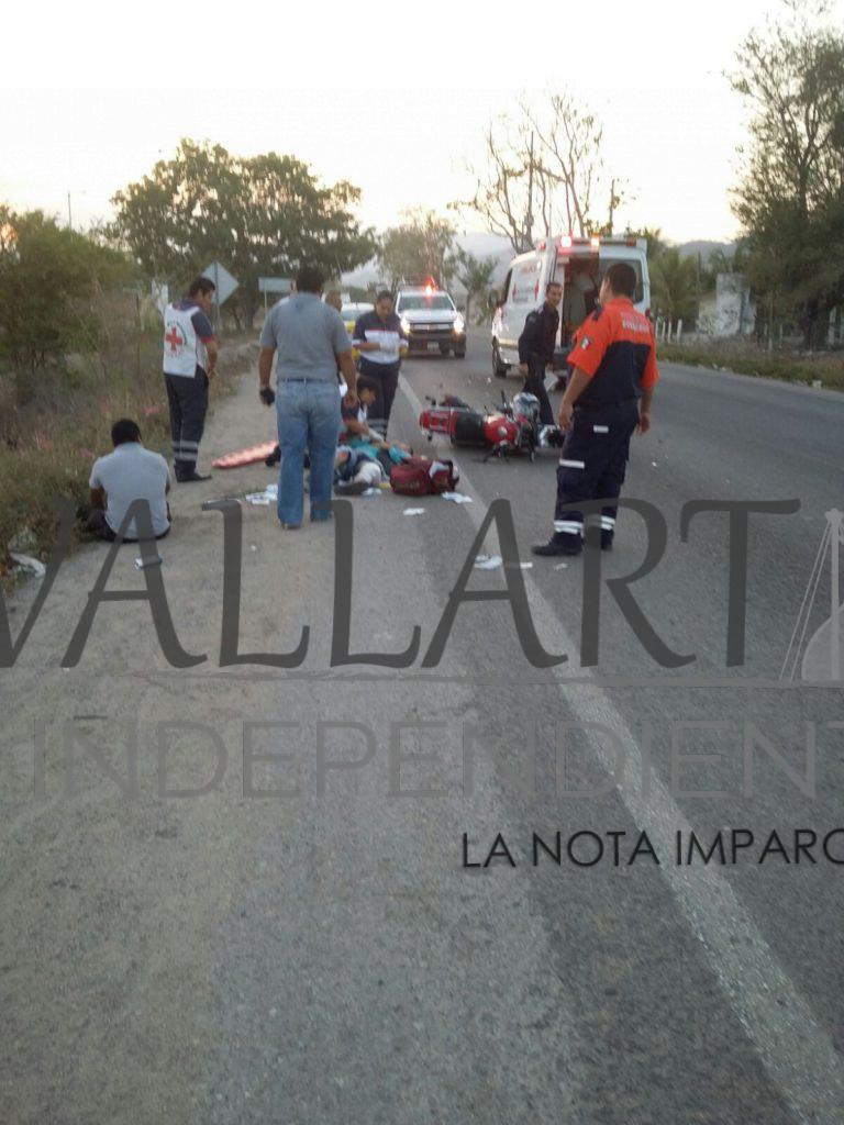 Motociclista choca de frente con taxi.