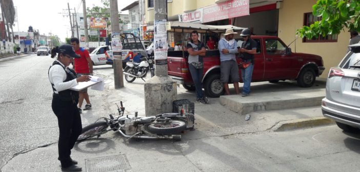 Impactan a dos jóvenes en su motocicleta.