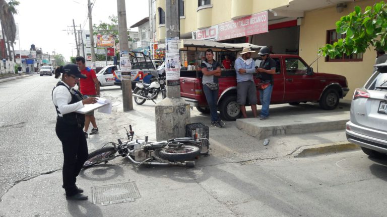 Impactan a dos jóvenes en su motocicleta. 4 Impactan a dos jóvenes en su motocicleta.