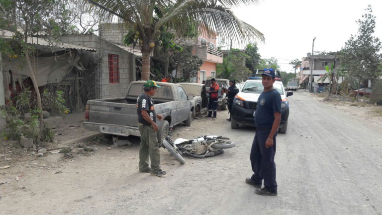 Se impacta motocicleta con automóvil, dos jovenes resultaron heridos. 2 Se impacta motocicleta con automóvil, dos jovenes resultaron heridos.