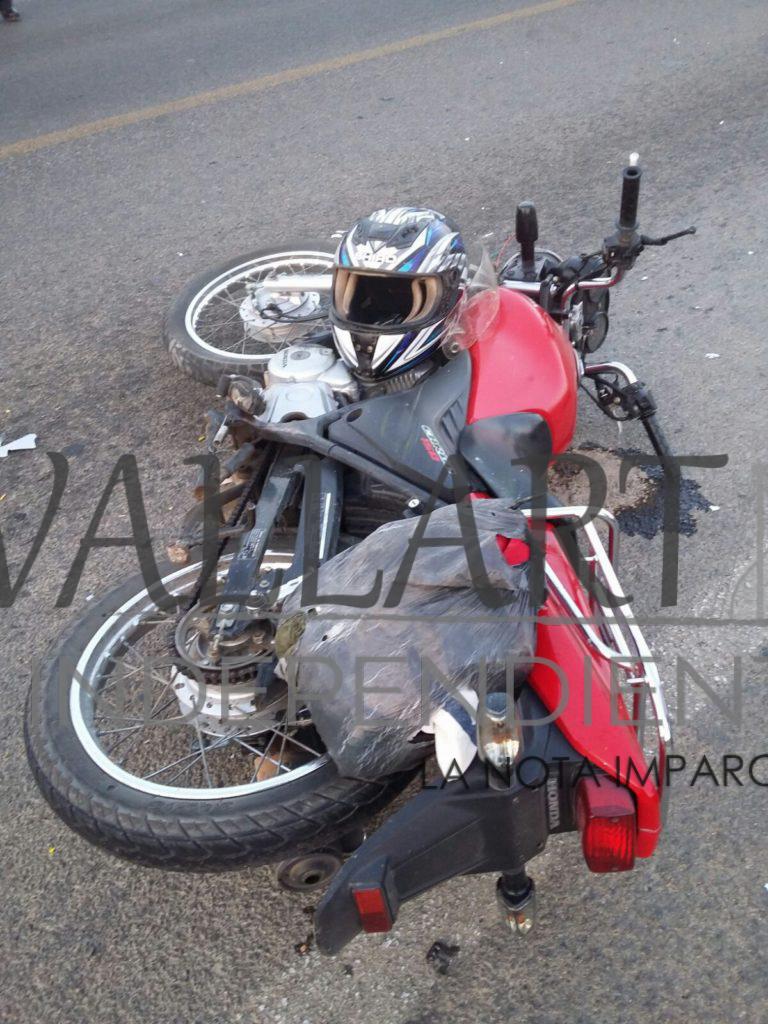 Motociclista choca de frente con taxi.