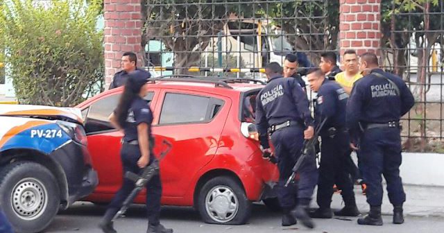 ‘Levantan’ a policía vial y los detienen