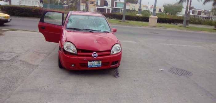 Auto compacto arrolla a dos mujeres; están gravemente heridas