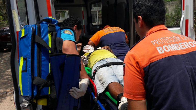 Resulta lesionado al caer de la azotea