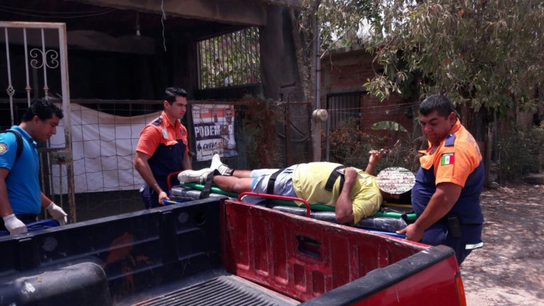 Resulta lesionado al caer de la azotea