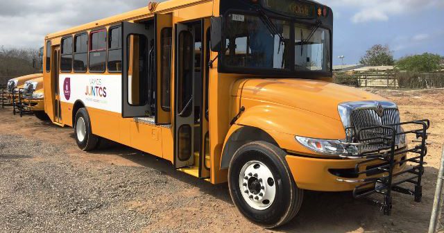 Reciben alcaldes de la región vehículos para el transporte de alumnos