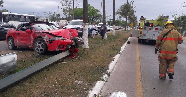 Estrella su convertible contra un poste
