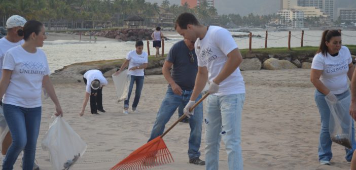 Participan hoteleros en la limpieza de playas