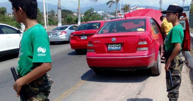 Acuden tránsito de BB embotellamiento en puente Ameca