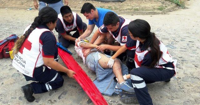 Repartidor se estampa contra una pick-up