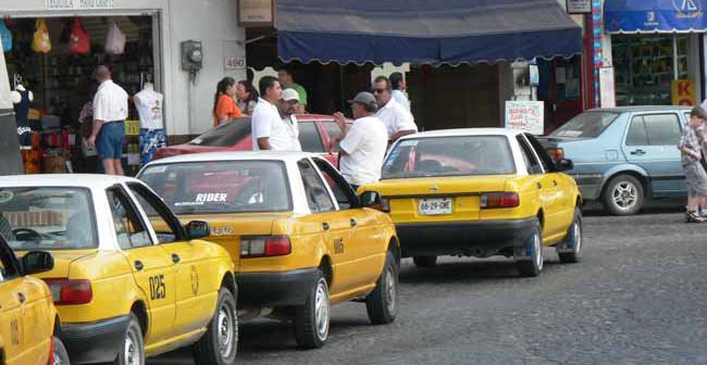 Taxistas exigen a sus sindicatos apoyo para capacitaciones