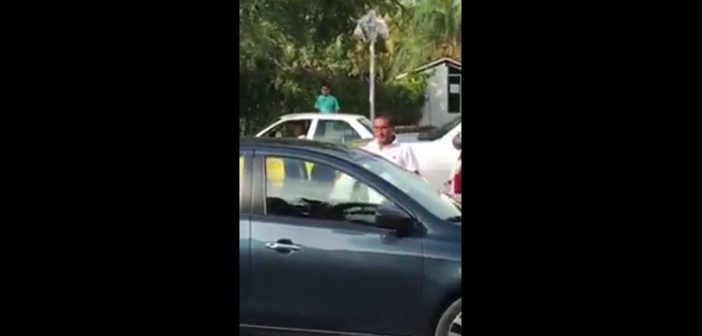 Agreden taxistas a conductor de Uber