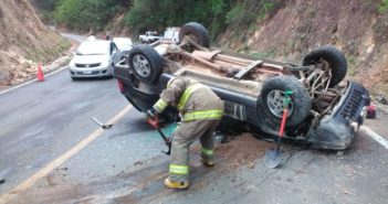 Vuelca familia; al menos cuatro lesionados