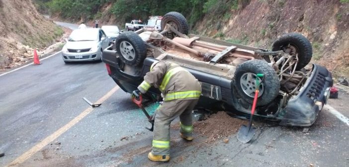 Vuelca familia; al menos cuatro lesionados