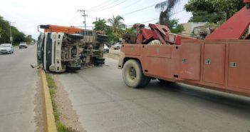 Pierde el control y vuelca camión repartidor de agua