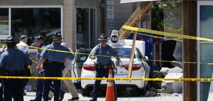 Auto arrolla a multitud en Boston; hay al menos 10 heridos