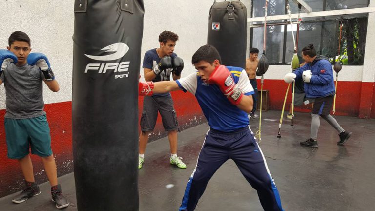 'Nacho' Beristain recibe a ‘la joya’ del boxeo jalisciense