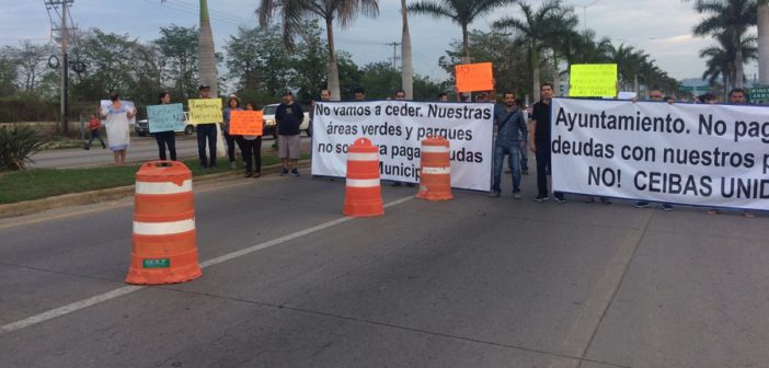 Vecinos del residencial Las Ceibas bloquean carretera en Bahía de Banderas
