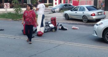 Motorepartidor colisiona contra un vehículo