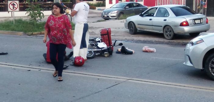 Motorepartidor colisiona contra un vehículo