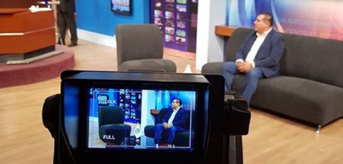 Mientras taxistas y Uber se dan 'hasta con la cubeta', el alcalde de gira en Guadalajara