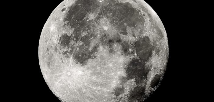 Hay agua en la luna y podría ser extraída, aseguran científicos