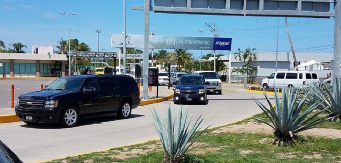 Se manifiestan transportistas en el aeropuerto