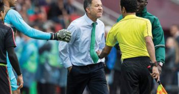 Suspende FIFA a Osorio por insultar a árbitro