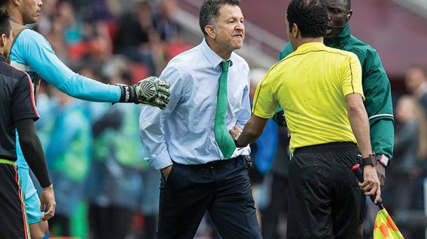 Suspende FIFA a Osorio por insultar a árbitro