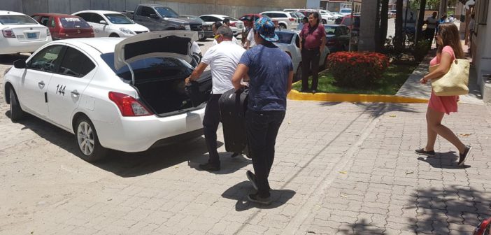 Con 'promoción de cero pesos', taxistas ‘roban’ usuarios a Uber