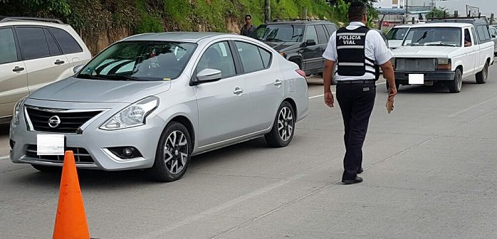 Policía vial infracciona a chofer de Uber; habría sido ‘manipulado’ por taxistas